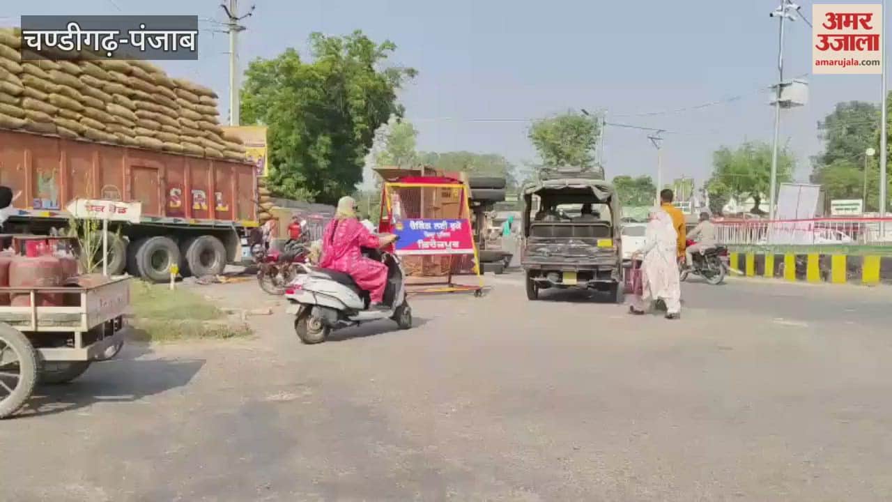 truck loaded with paddy overturned at Baba Sher Shah Wali Chowk in Ferozepur