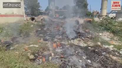 garbage pile near kailashwati Inter College located in Arthala in ghaziabad