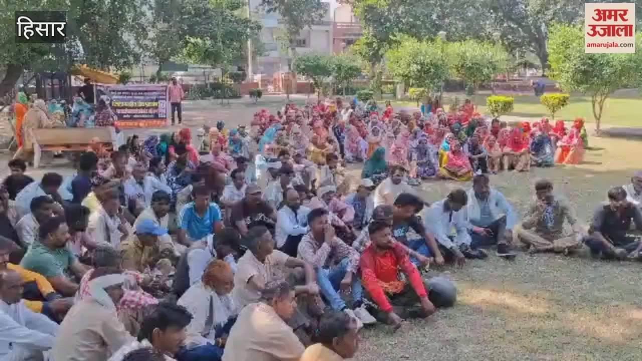 Members of the Municipal Employees Union took out a protest march and staged a symbolic sit-in outside the Hisar Mini Secretariat.