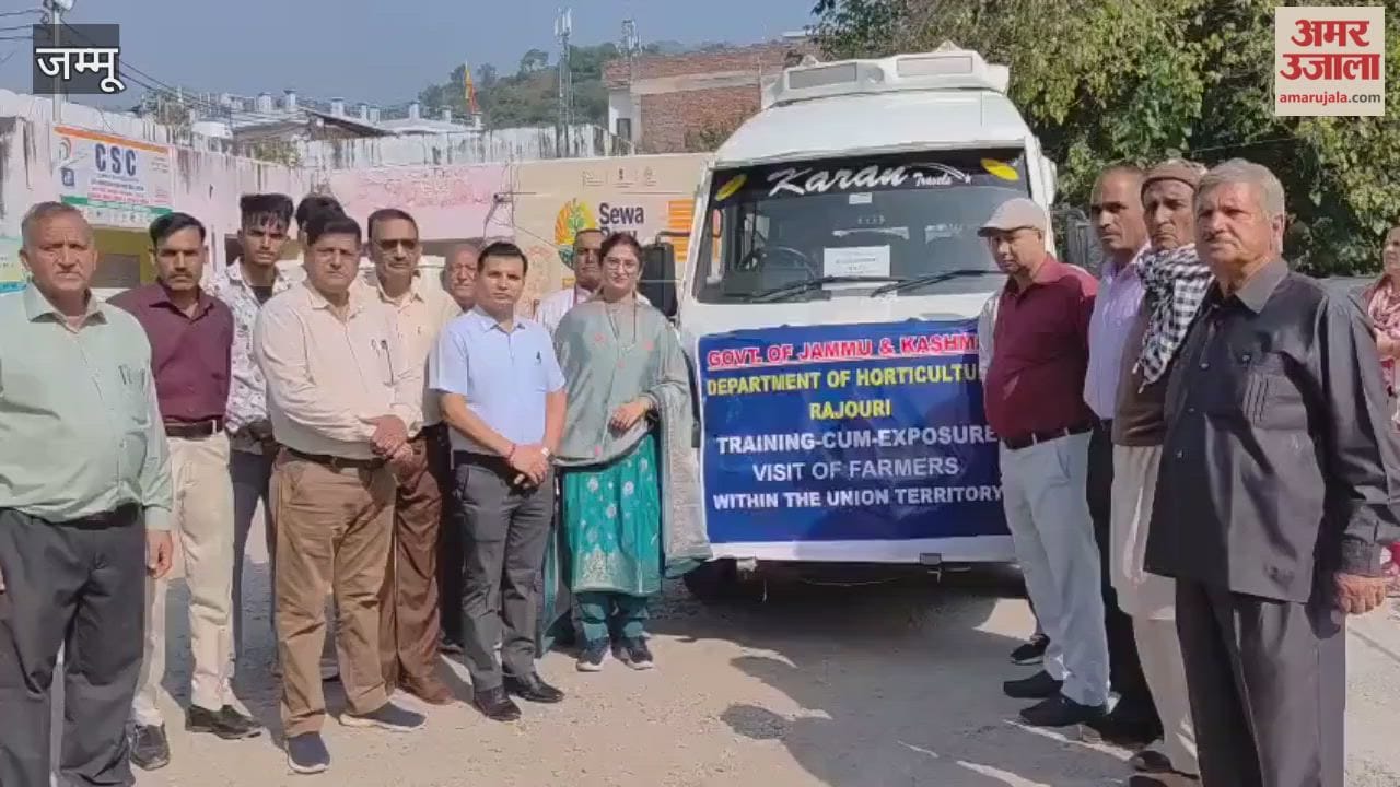 A group of farmers left for Jammu from Nowshera, ADC Pritam Lal Thapa flagged off the group.