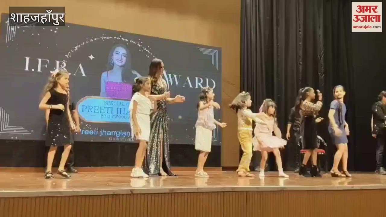 Actress Preeti Jhangiani danced to film songs with school children in Shahjahanpur