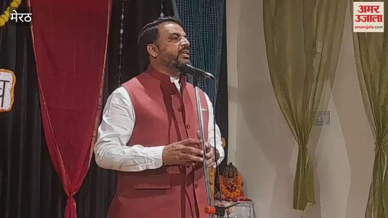 Meerut: Manoj Paswal reached the Deepotsav program at Shivangi Music College, gave information about western and classical music