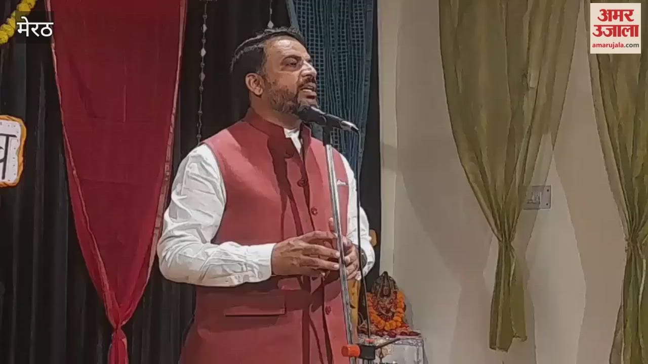 Meerut: Manoj Paswal reached the Deepotsav program at Shivangi Music College, gave information about western and classical music