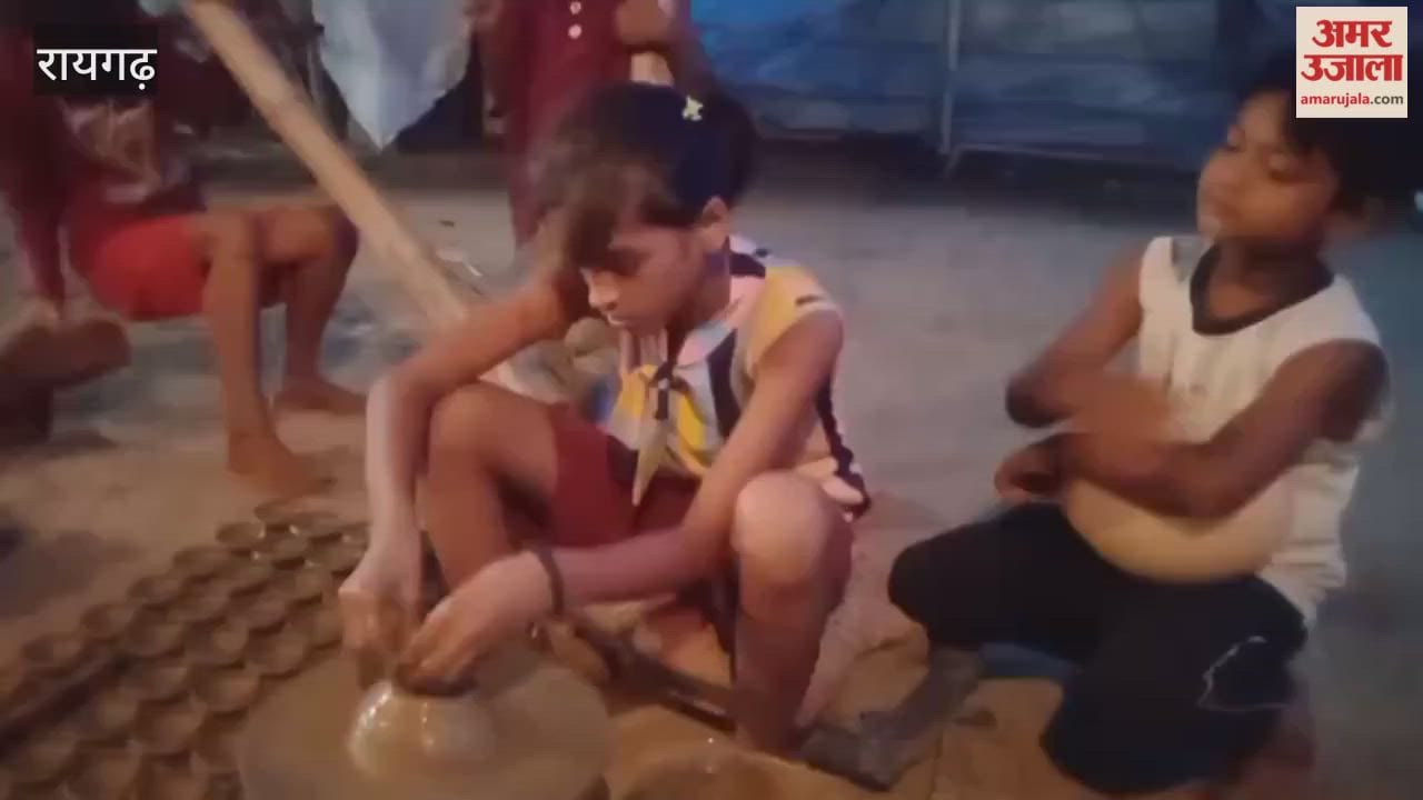 दीपावली पर कुम्हारों की रौनक: मिट्टी के दियों की बढ़ी मांग, चेहरों पर लौटी खुशी