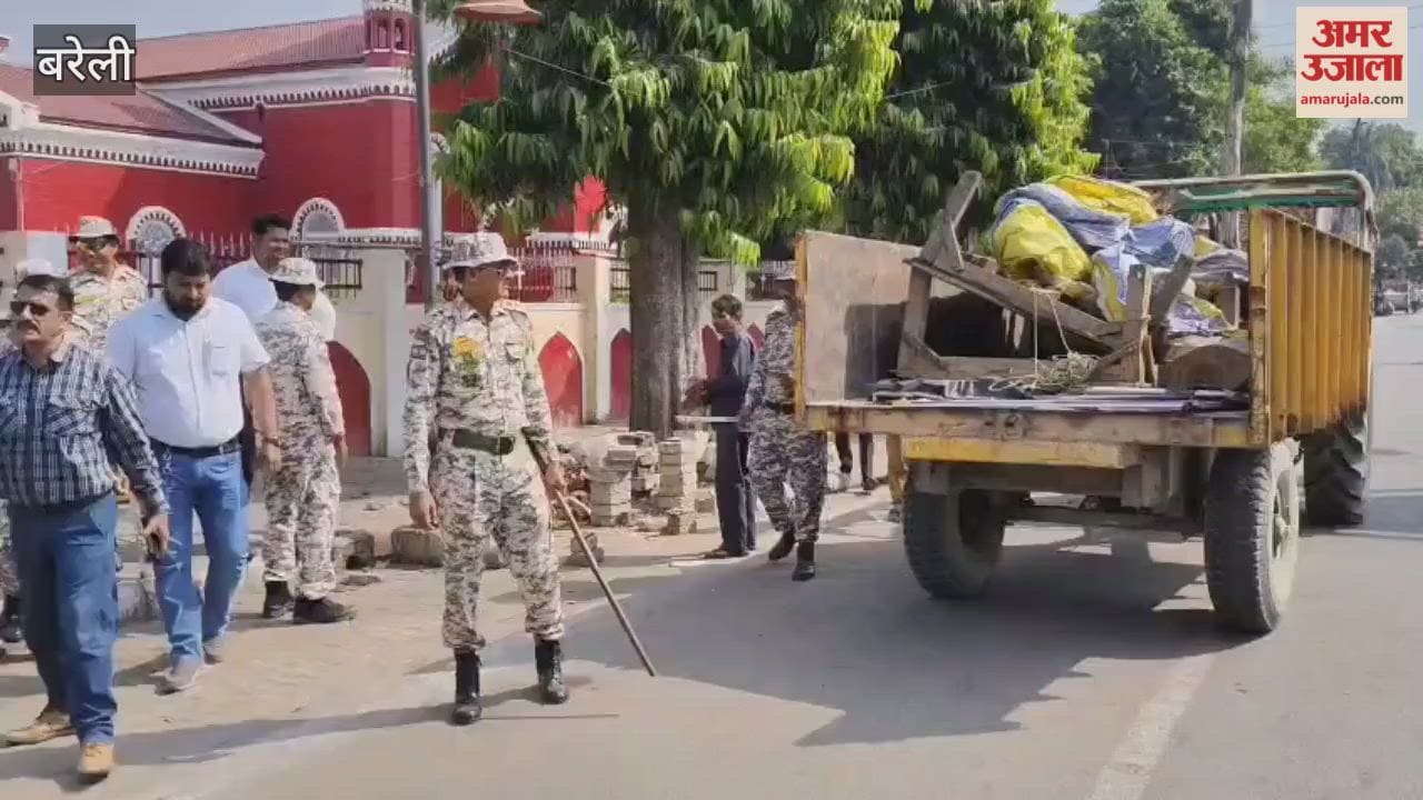 Shopkeepers accuse the municipal corporation anti-encroachment team of misbehavior in Bareilly