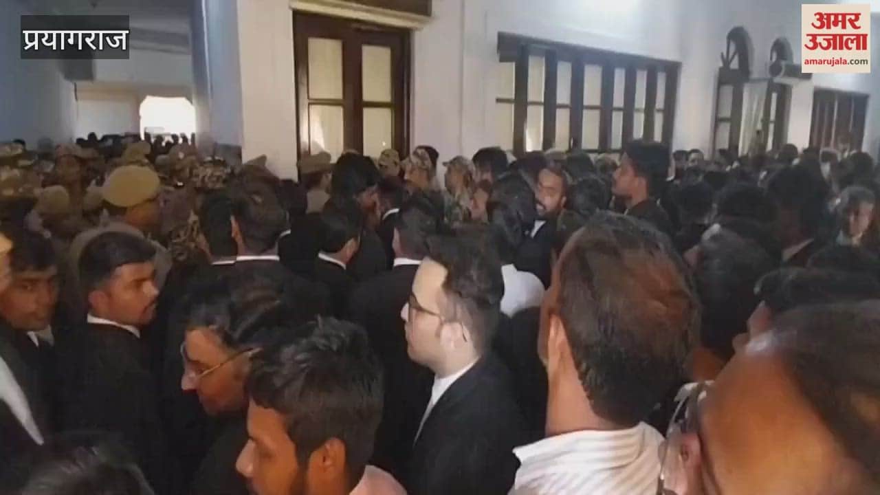 There was a lot of commotion outside the Farrukhabad court during the hearing of the habeas corpus petition.
