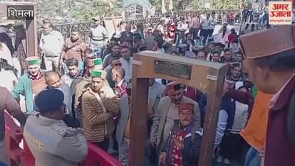 Shimla Virbhadra Singh supporters from Rampur were stopped at the Lakkar Bazaar gate; people were enraged when they were not allowed inside