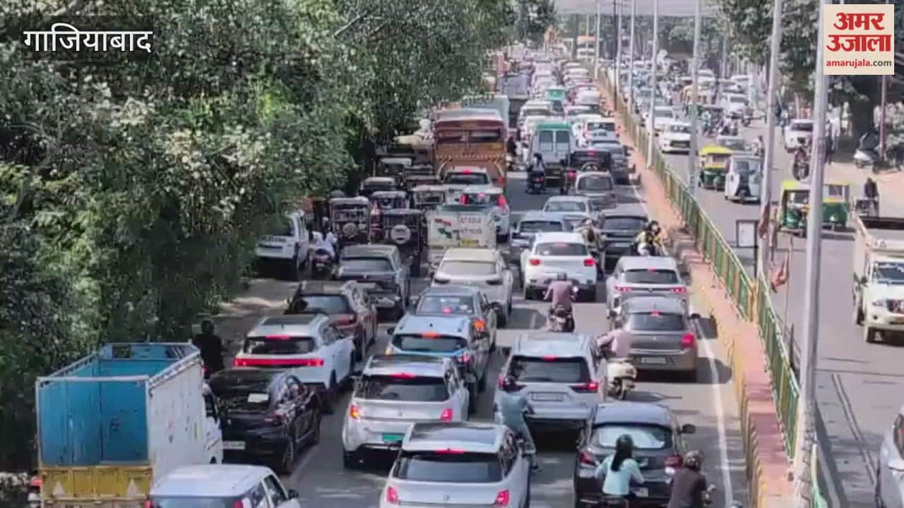 : Long traffic jam in front of Navyug Market on Hapur Road