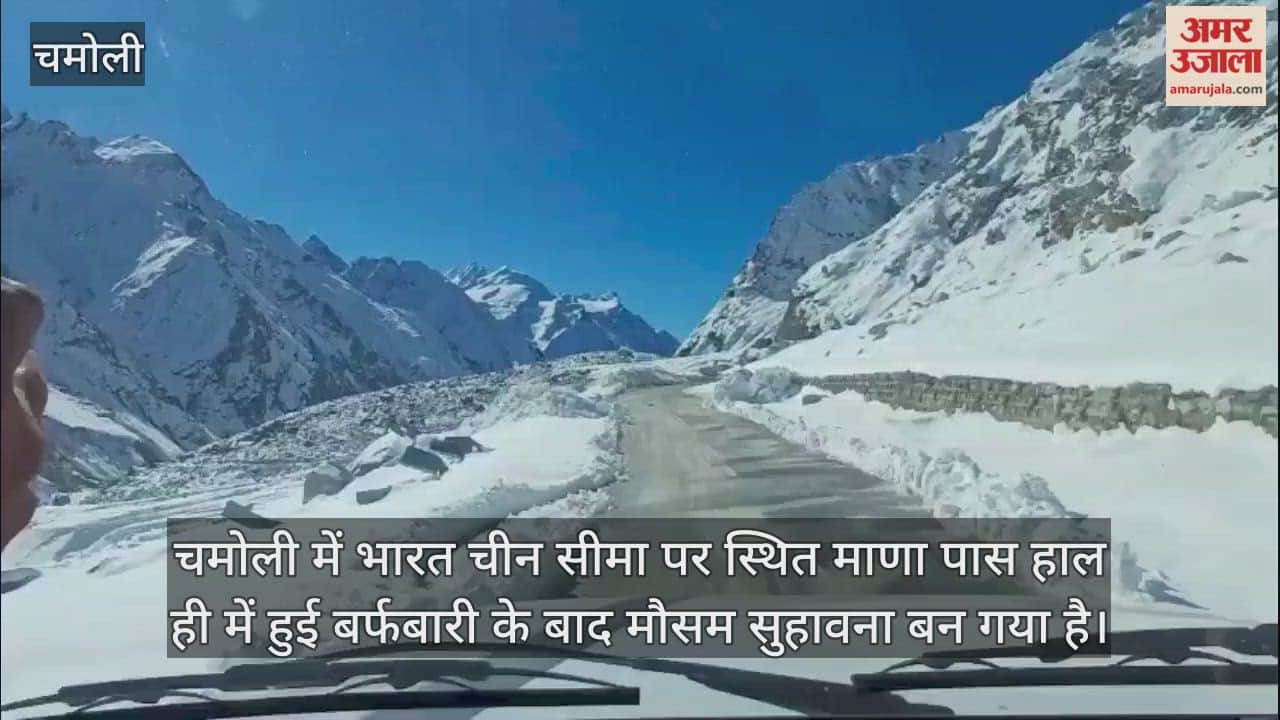 Snowfall in Mana, located on the India-China border, tourists are excited to see the beautiful valley