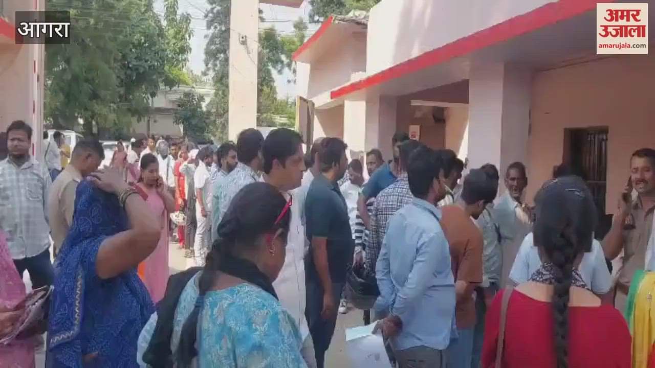 People queue up to get licenses to sell firecrackers