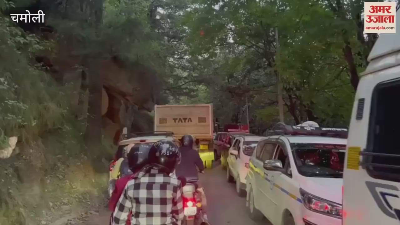 Badrinath Dham Yatra potholes near Zero Bridge on highway vehicles stranded