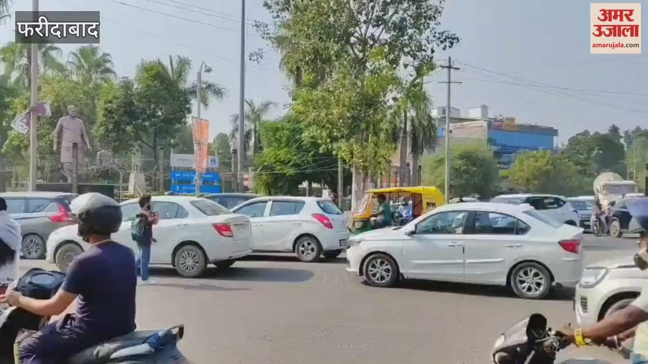 There was a long queue of vehicles at Neelam roundabout and flyover road in Faridabad city throughout the day