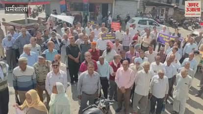 Dharamshala: Pensioners take to the streets in Dharamshala over their demands