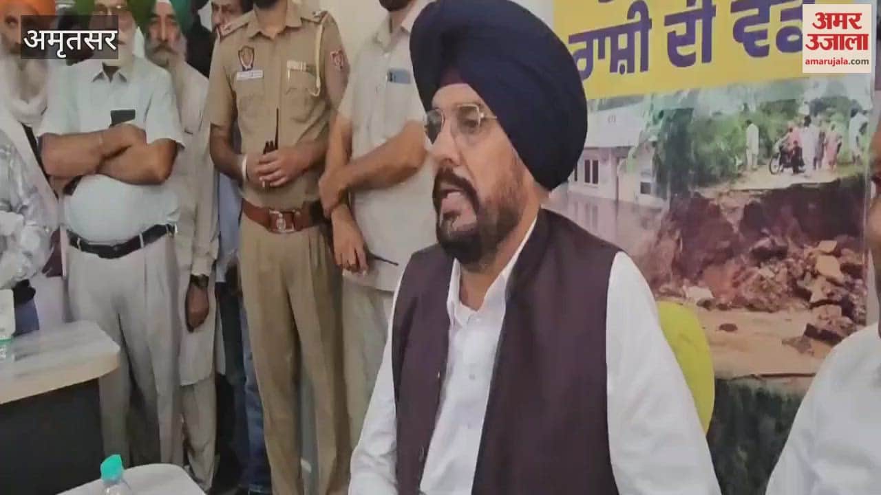 Minister Barinder Goyal distributed compensation to flood victims in Ajnala