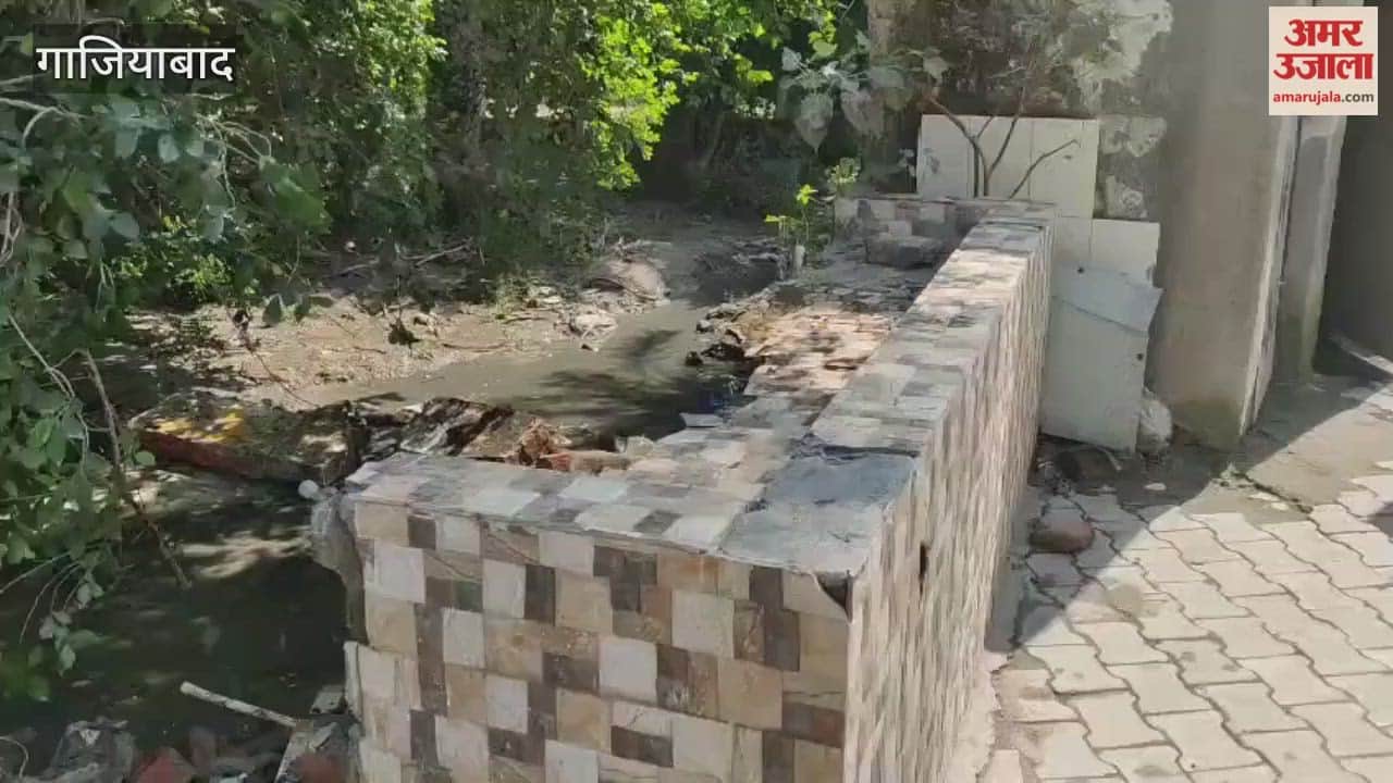 boundary wall of gaudpuram primary school collapsed in Ghaziabad