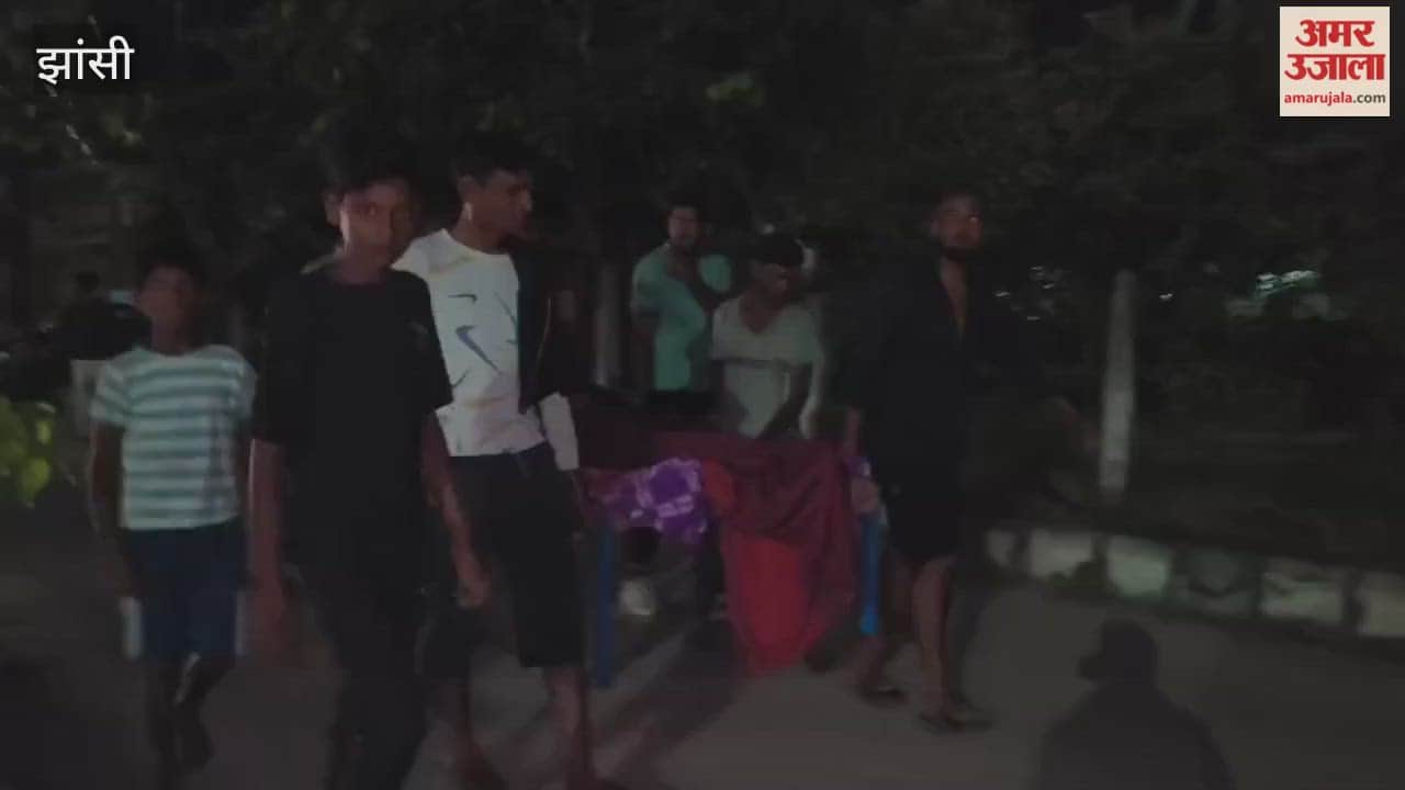 Jhansi: Despite several calls, the ambulance failed to arrive...family members carried the injured on a cot to the CHC.