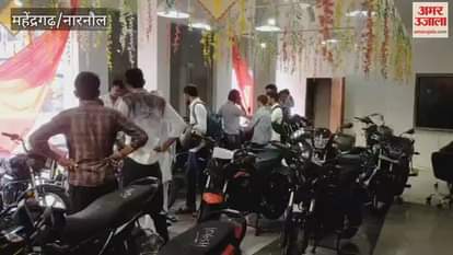 Advance booking of 100 to 150 vehicles at each vehicle showroom in Narnaul, purchase will take place tomorrow