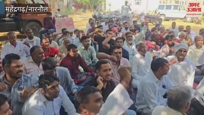 employees of the Public Health Department raised slogans due to non-payment of salaries In Narnaul