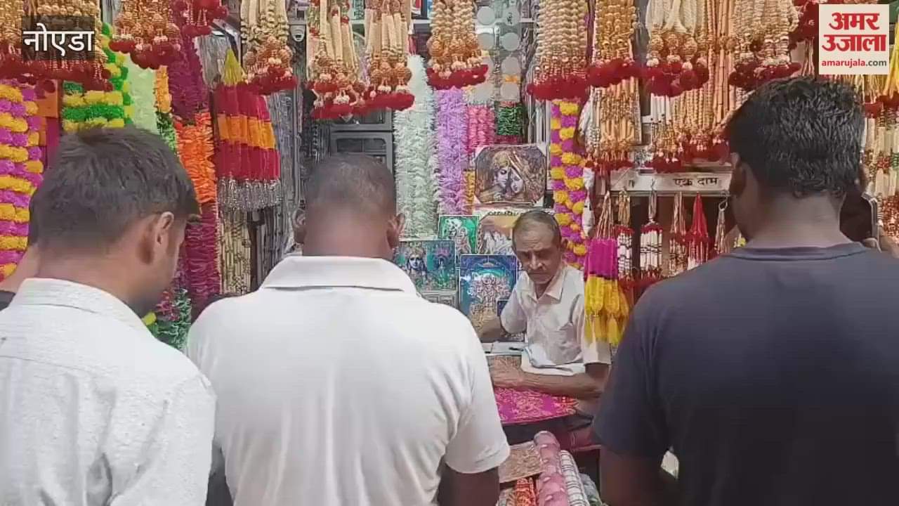 crowd gathered in jewar market for dhanteras and diwali shopping