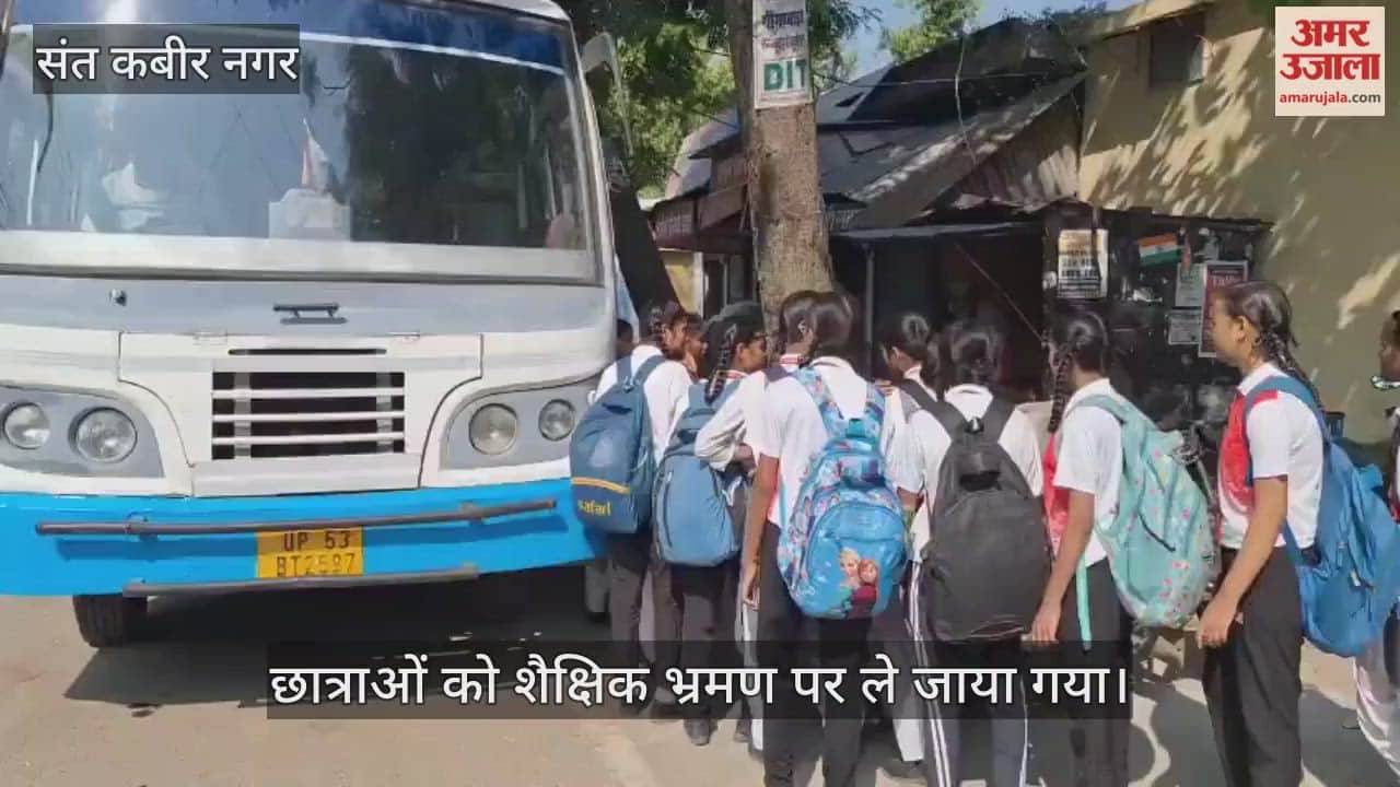 Girls went on an educational tour to visit Kabir Nirvana Sthal and other pilgrimage sites.