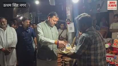 Chief Minister Pushkar Singh Dhami bought earthen lamps from Khatima market