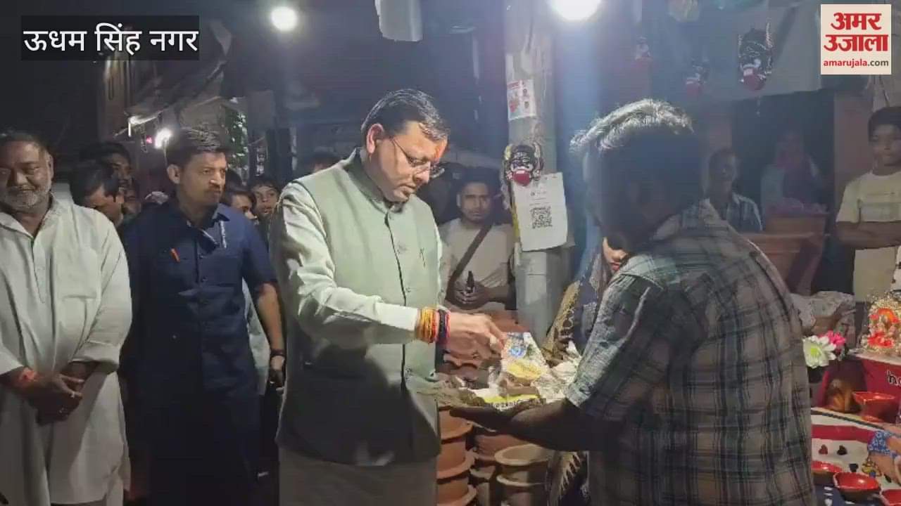 Chief Minister Pushkar Singh Dhami bought earthen lamps from Khatima market