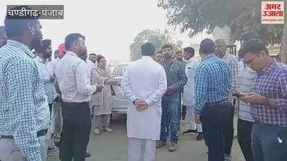 FCI team reached Moga Mandi to check the paddy crop samples.