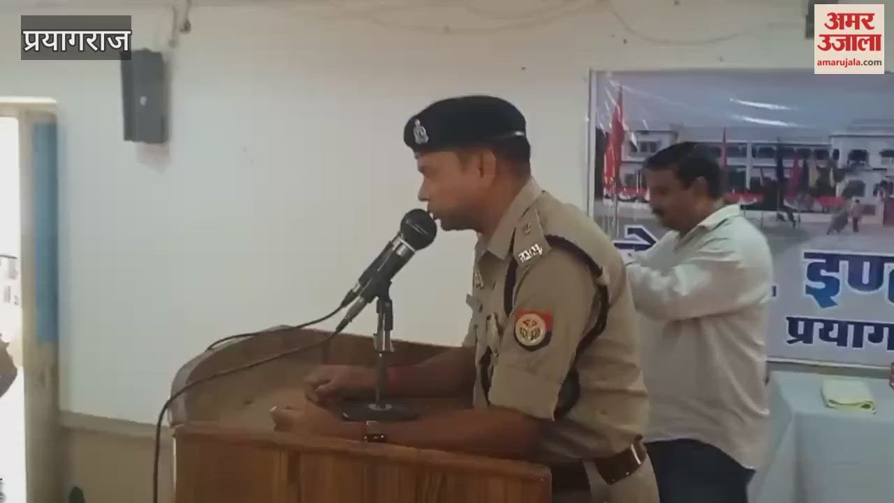 Information was given to the girl students in the police school, the children also asked questions.