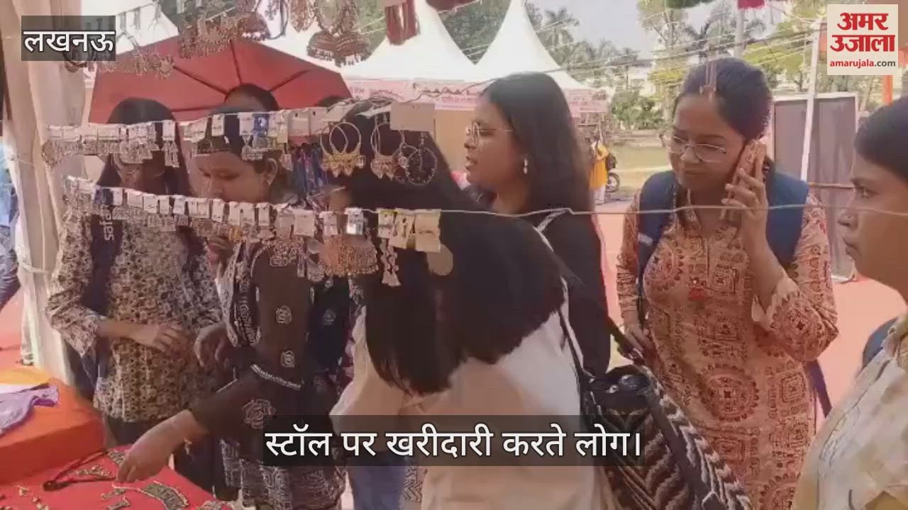 VIDEO : यूपी ट्रेड शो स्वदेशी मेला में लगे हुए स्टॉल पर खरीदारी करते लोग