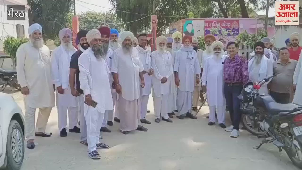 Meerut: Hundreds of farmers reached the police station over the dispute over extracting water from Soti river.