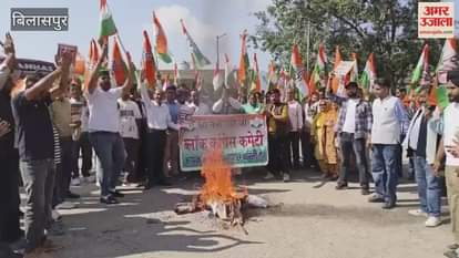 Bilaspur Congress burnt an effigy of RSS in Swarghat saying an attempt is being made to divide the society by spreading Manuwadi ideology