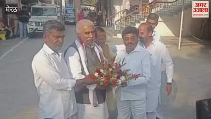Meerut: Vineet Sharda and Rafiq Ansari welcomed cabinet minister Rakesh Sachan.