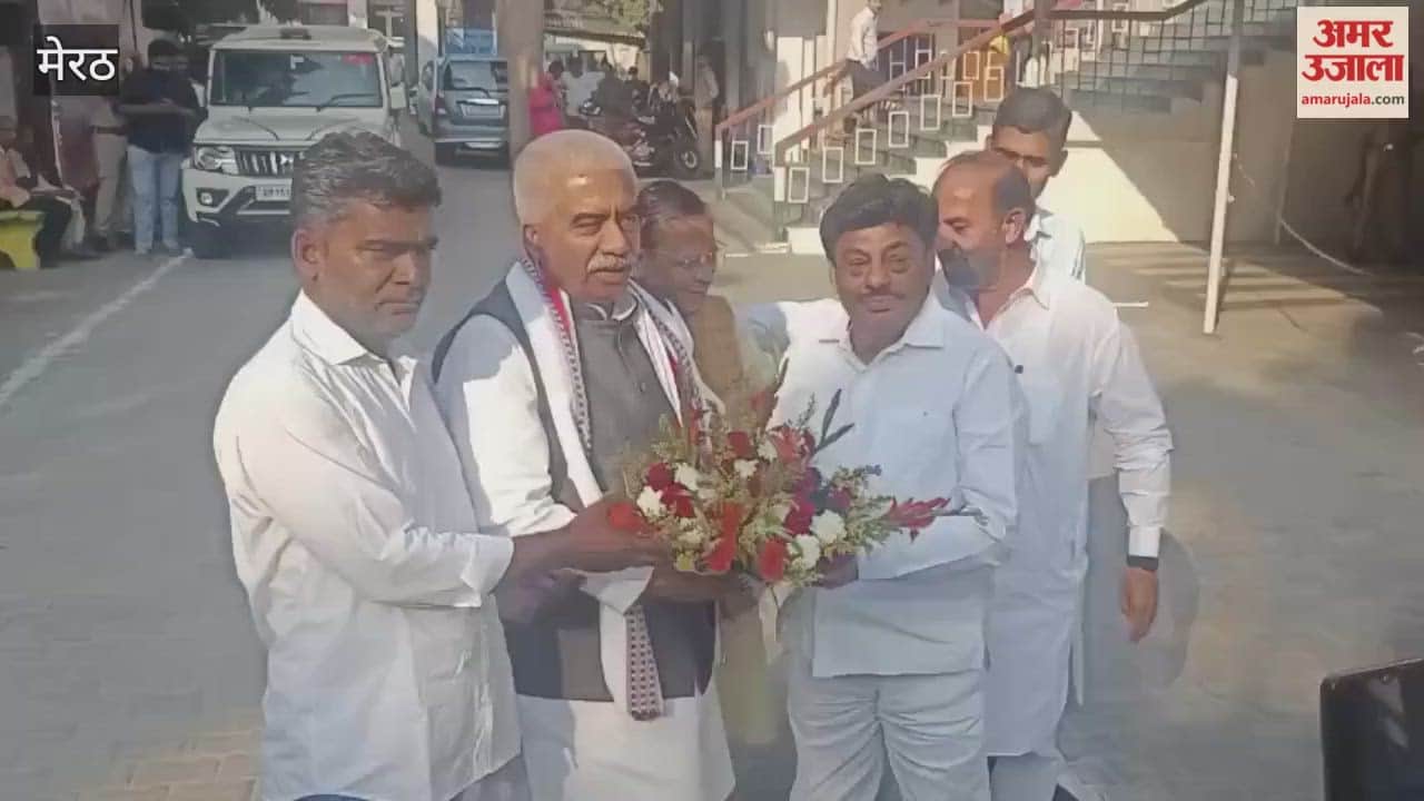 Meerut: Vineet Sharda and Rafiq Ansari welcomed cabinet minister Rakesh Sachan.