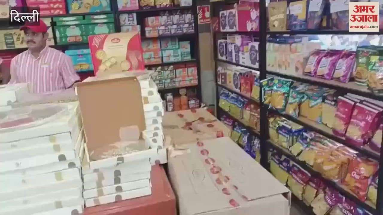 crowd in new delhi markets regarding diwali festival