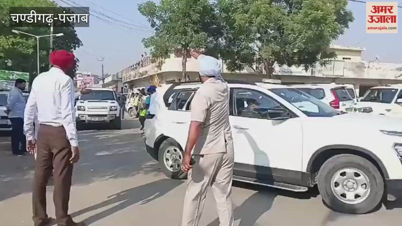Sukhbir Badal distributed 1000 quintals of wheat seeds to flood-affected farmers in Dharamkot