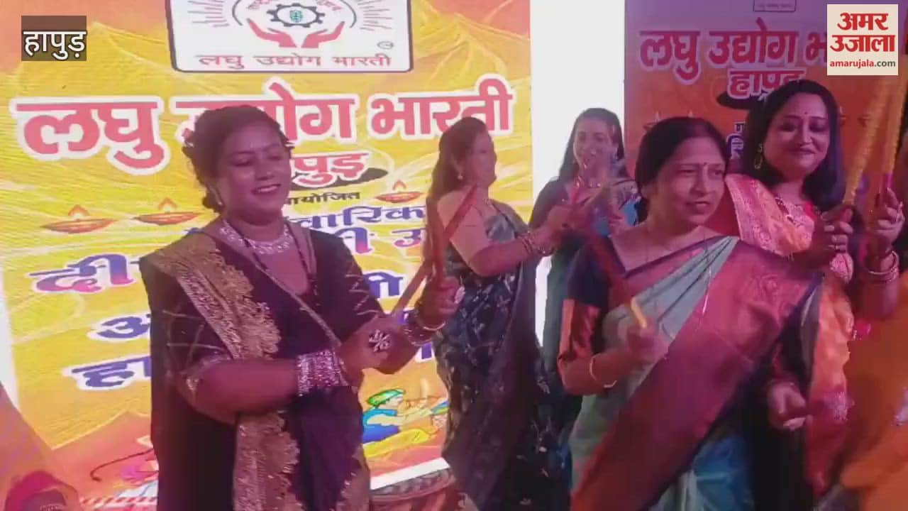 Hapur: Women danced in the Dandiya festival