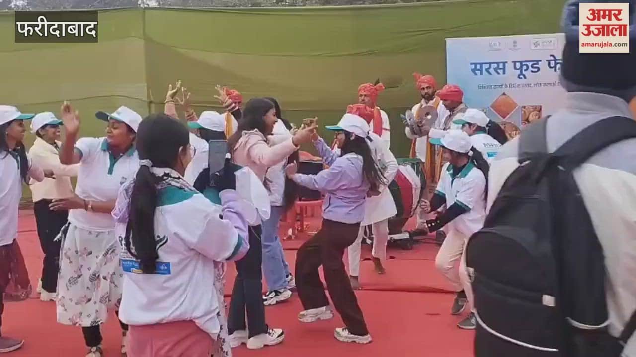 Young women dancing to beat of drums at Saras Fair