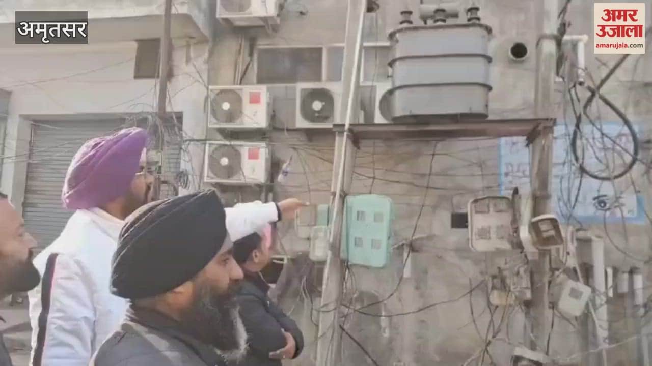 Former minister Kuldeep Dhaliwal was seen getting electricity wires replaced in the streets of Ajnala.