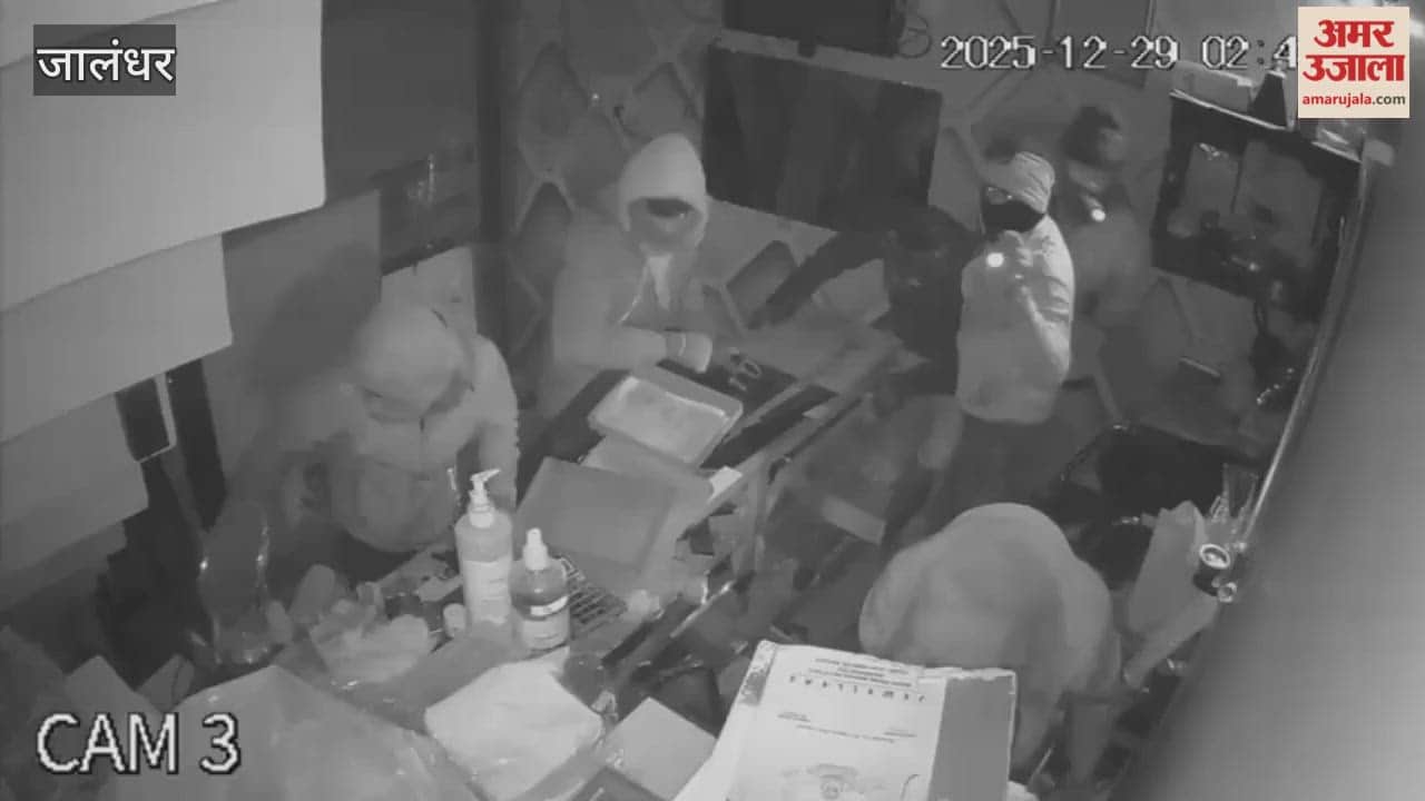 Gold and silver worth 80 lakh rupees stolen from a jeweler's shop in Jalandhar.