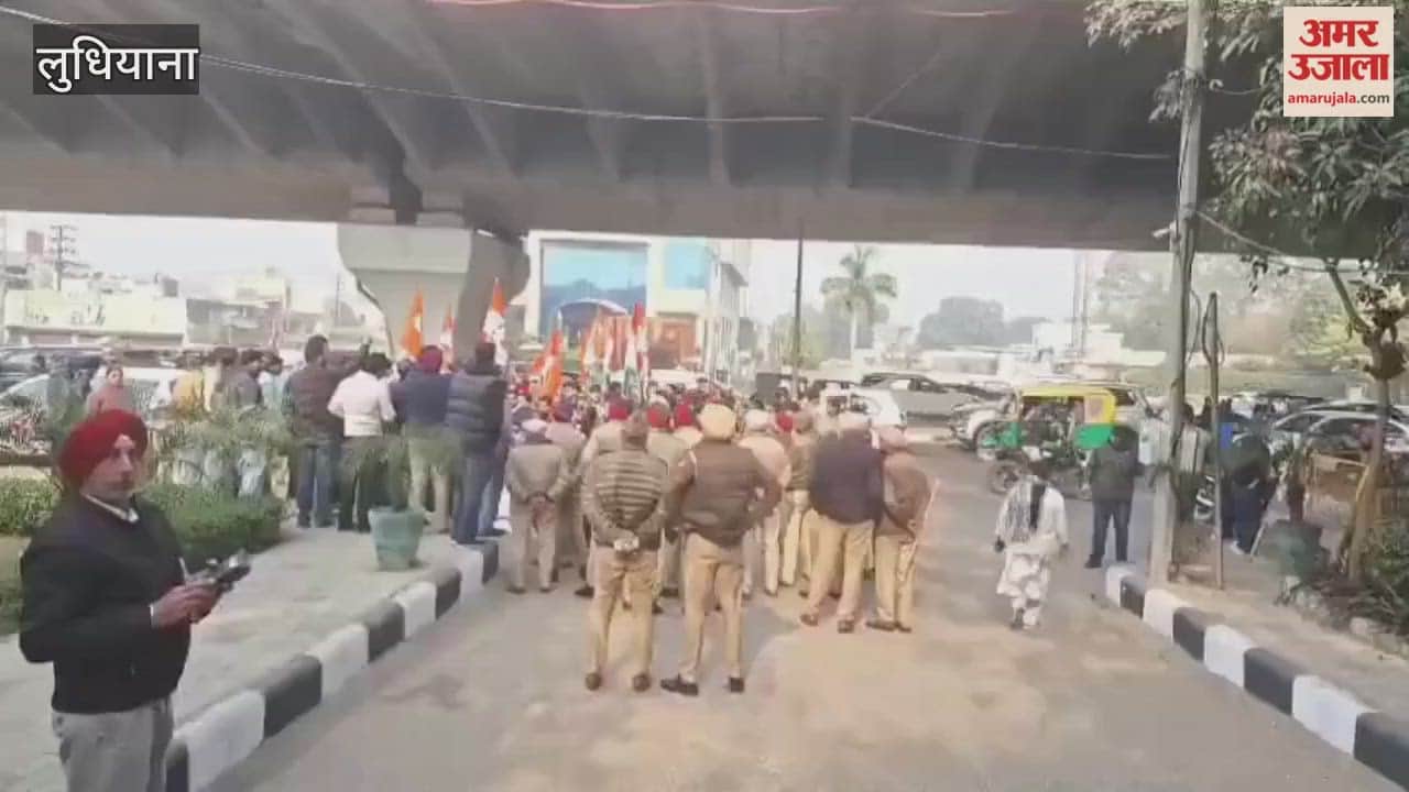In Ludhiana, young Congress leaders burned an effigy of the Punjab government.