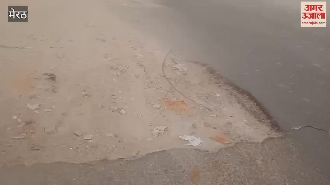Meerut: Dense fog and potholes are adding to people's problems, leading to frequent accidents.