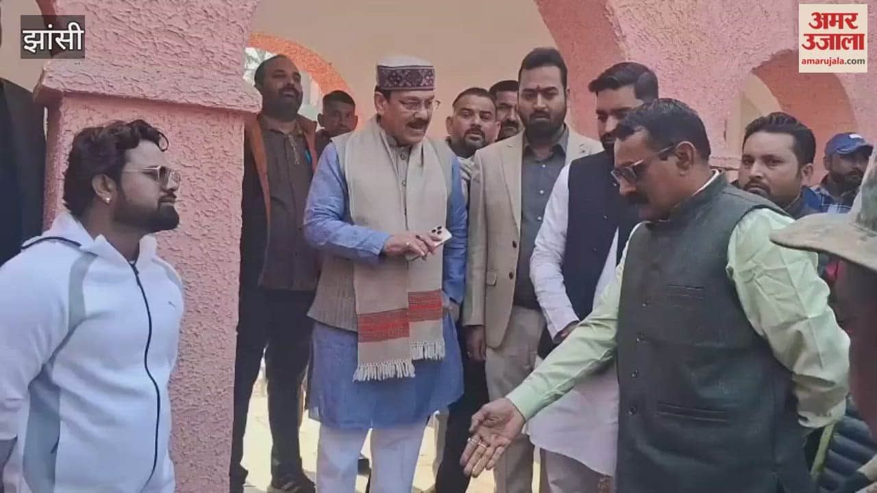 MLC Ramtirth Singhal reached the Municipal Corporation and got angry after seeing the dirt in the premises.