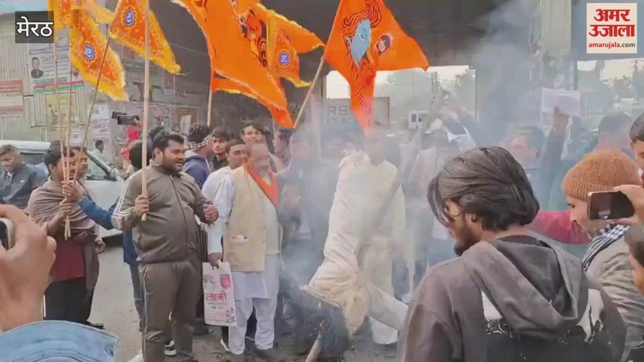 Meerut: Protest against atrocities on Hindus, effigy of Bangladesh Prime Minister burnt at Daurala intersection.