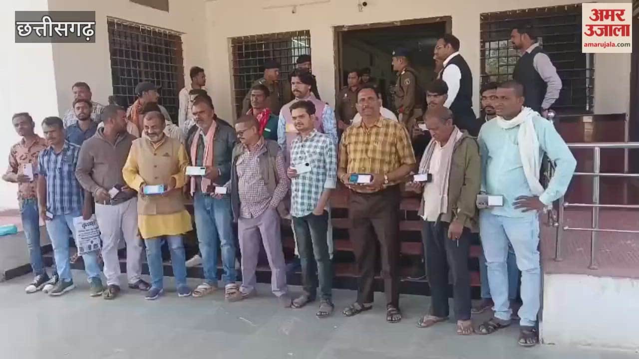Mungeli police gave big gift to public by recovering 110 lost mobile phones before New Year