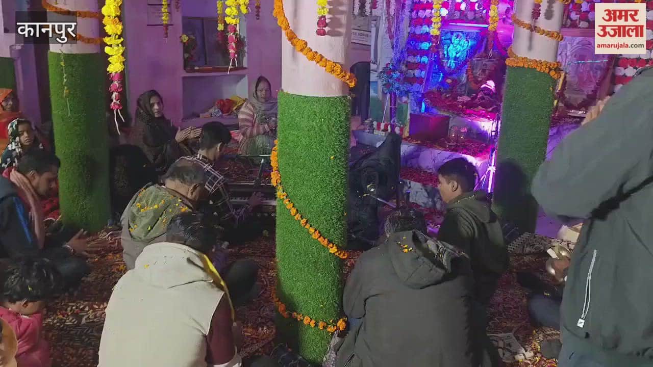 New Year's enthusiasm fills temples with devotional singing