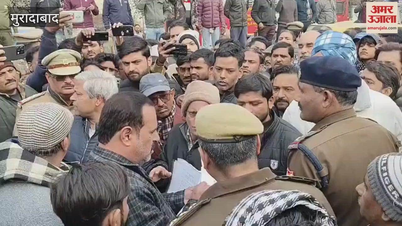 भारी विरोध के बीच रेलवे ने स्टेशन रोड की तीन दुकानों पर लगाई सील, चार घंटे चली खींचतान