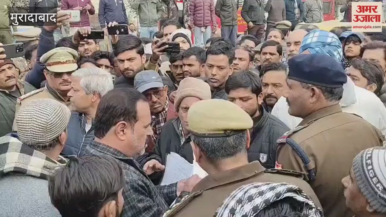 भारी विरोध के बीच रेलवे ने स्टेशन रोड की तीन दुकानों पर लगाई सील, चार घंटे चली खींचतान