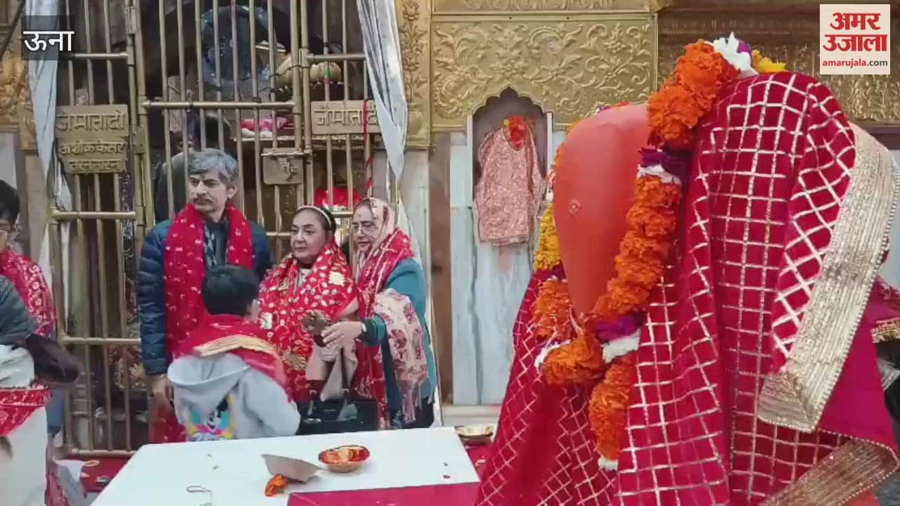 Una Renowned Sufi and devotional singer Jaspinder Narula paid her respects at the shrine of Maa Chintpurni