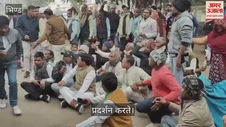 मेहगांव उपचुनाव: फर्जी मतदान और कांग्रेस प्रत्याशी की नजरबंदी का आरोप, थाने पर कांग्रेस का धरना