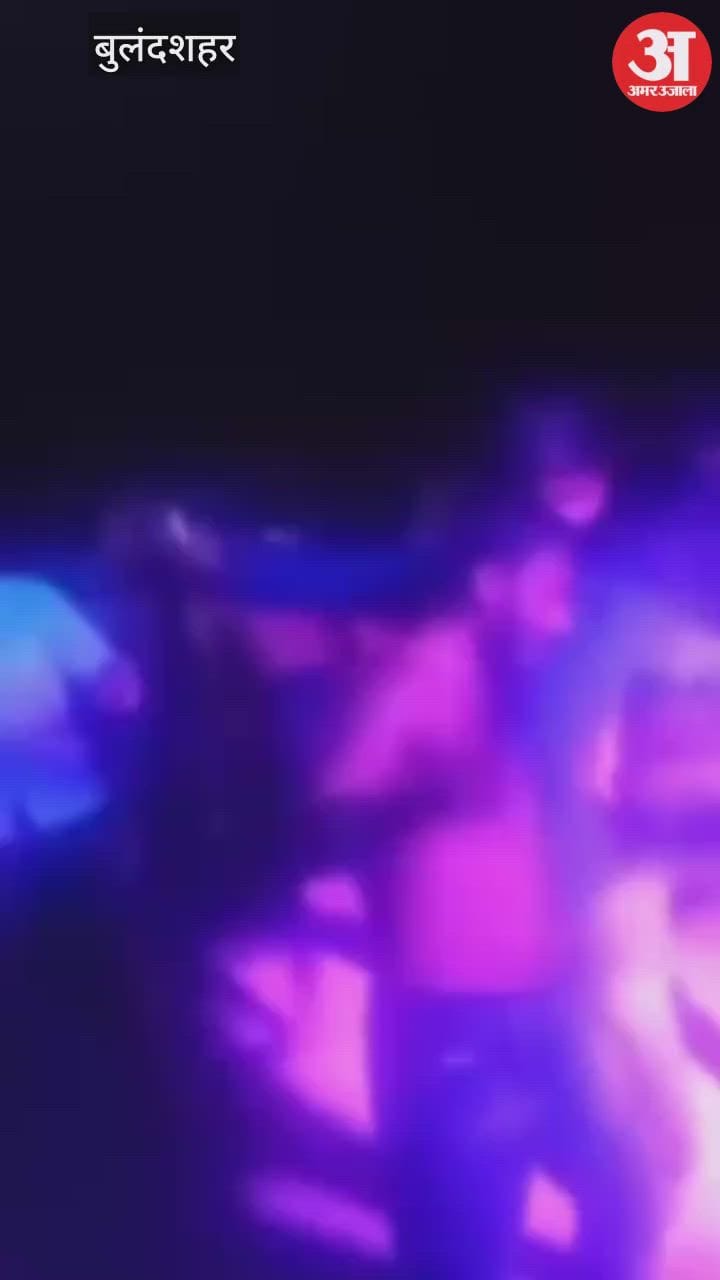 तमंचे के साथ युवक... घर में रखे हथियार की फोटो और वीडियो वायरल